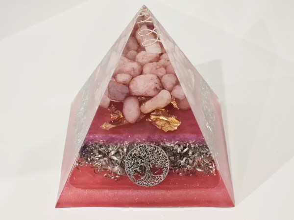 Orgonite pyramide rose om 7 chakras